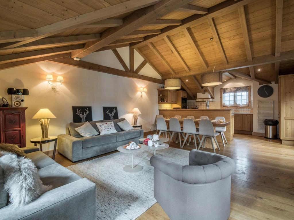 ein Wohnzimmer mit zwei Sofas und einem Tisch in der Unterkunft Superbe Duplex 100m² au cœur de Courchevel 1850, à 50m des pistes, 3 chambres, tout confort - FR-1-575-146 in Courchevel