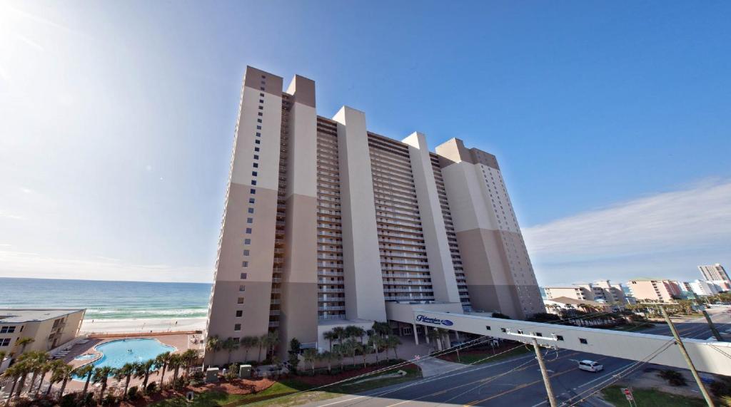 un gran hotel con el océano en el fondo en Tidewater Beach Resort by Panhandle Getaways, en Panama City Beach
