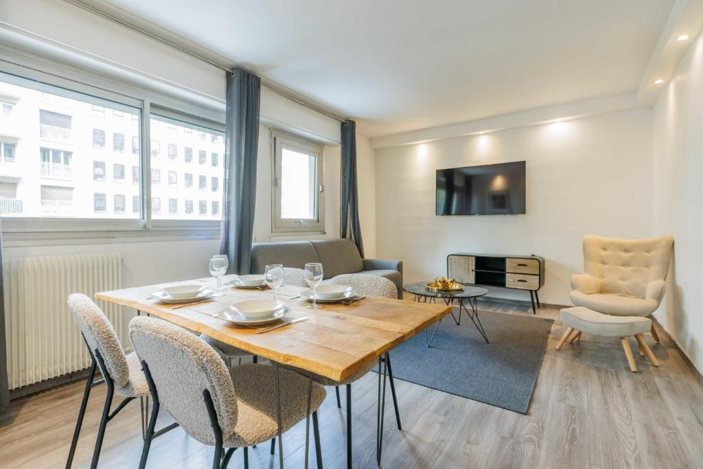a dining room with a table and chairs at Nice apartment 4P- Levallois Anatole France in Levallois-Perret