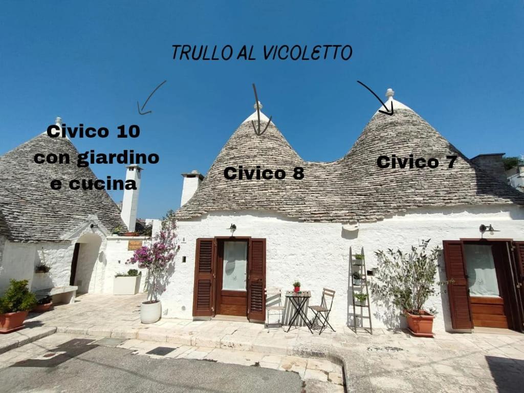 a building with the names of different houses at Trullo al vicoletto al civico 10, civico 8, civico 7 in Alberobello