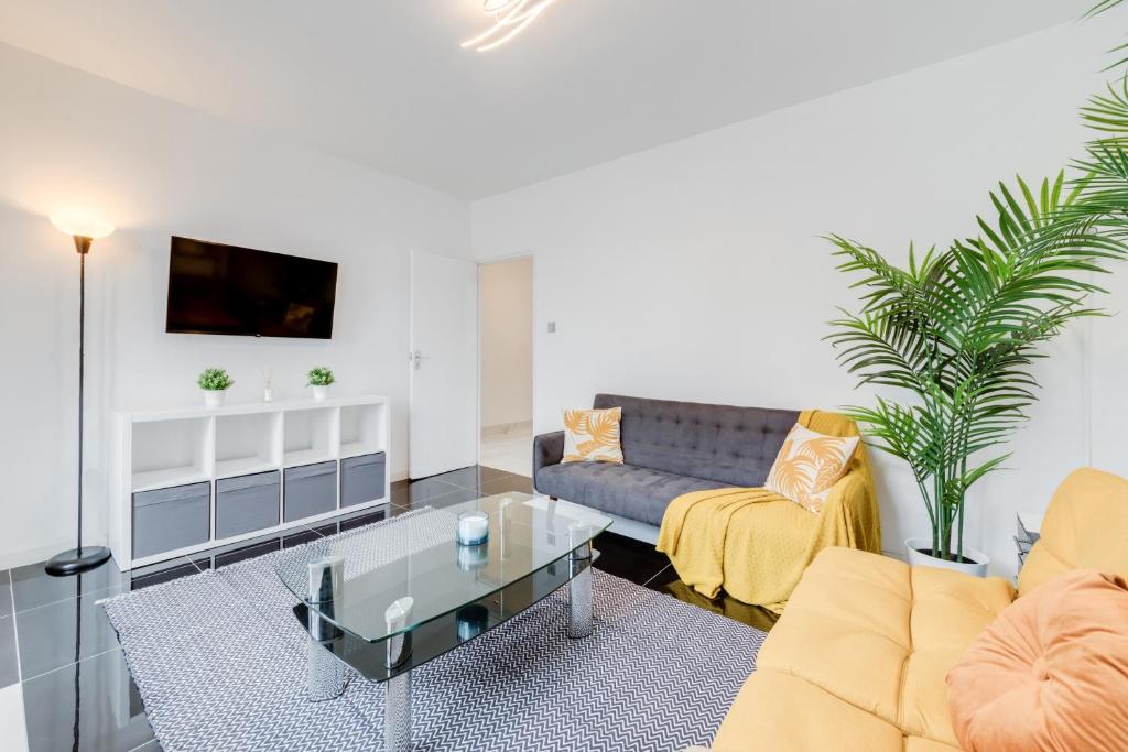 a living room with a couch and a table at Deluxe 1 Bed Apartment - Battersea, Nine Elms & Vauxhall in London