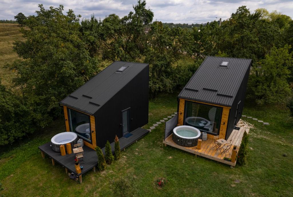 an overhead view of a black tiny house at Campolongo Tiny Chalet in Cîmpulung