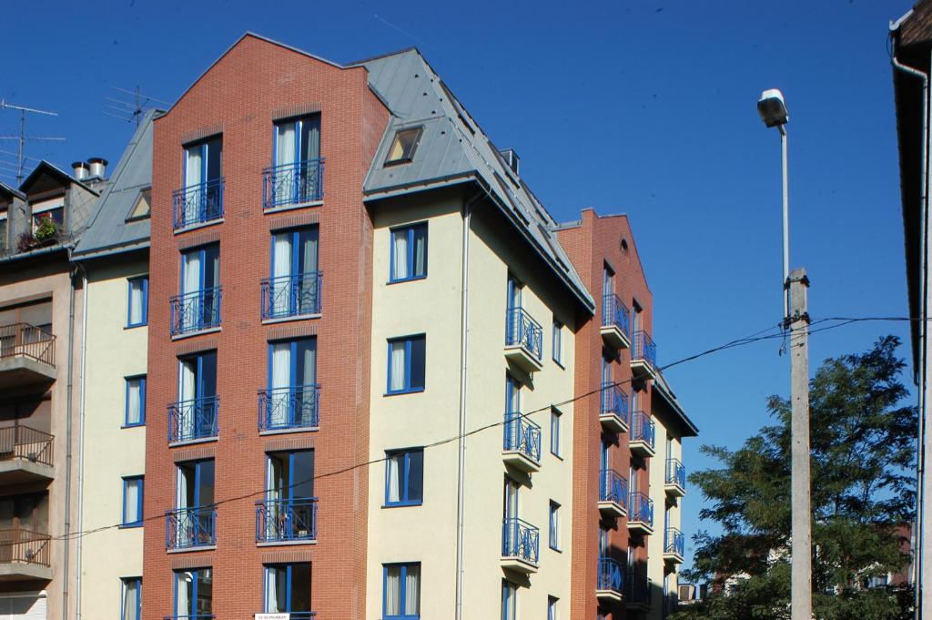 d'un grand bâtiment avec des balcons sur le côté. dans l'établissement Hotel Veritas, à Budapest