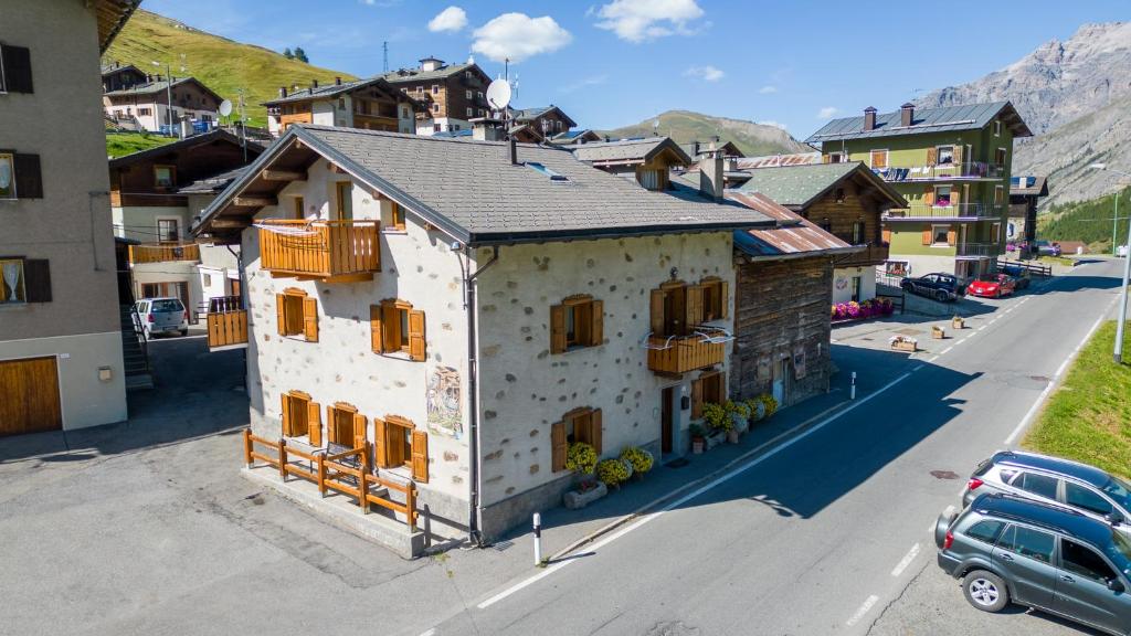a house in the middle of a street at Bait Di Farina - Trepalle in Livigno
