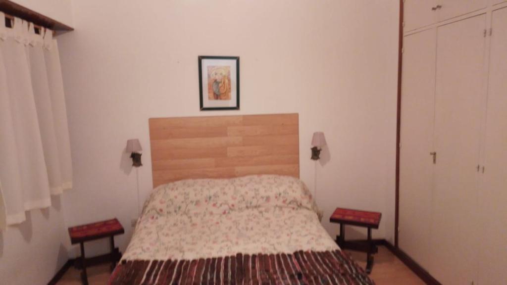 1 dormitorio con 1 cama y 2 taburetes en Dos ambientes modernos y luminosos en La Perla en Mar del Plata