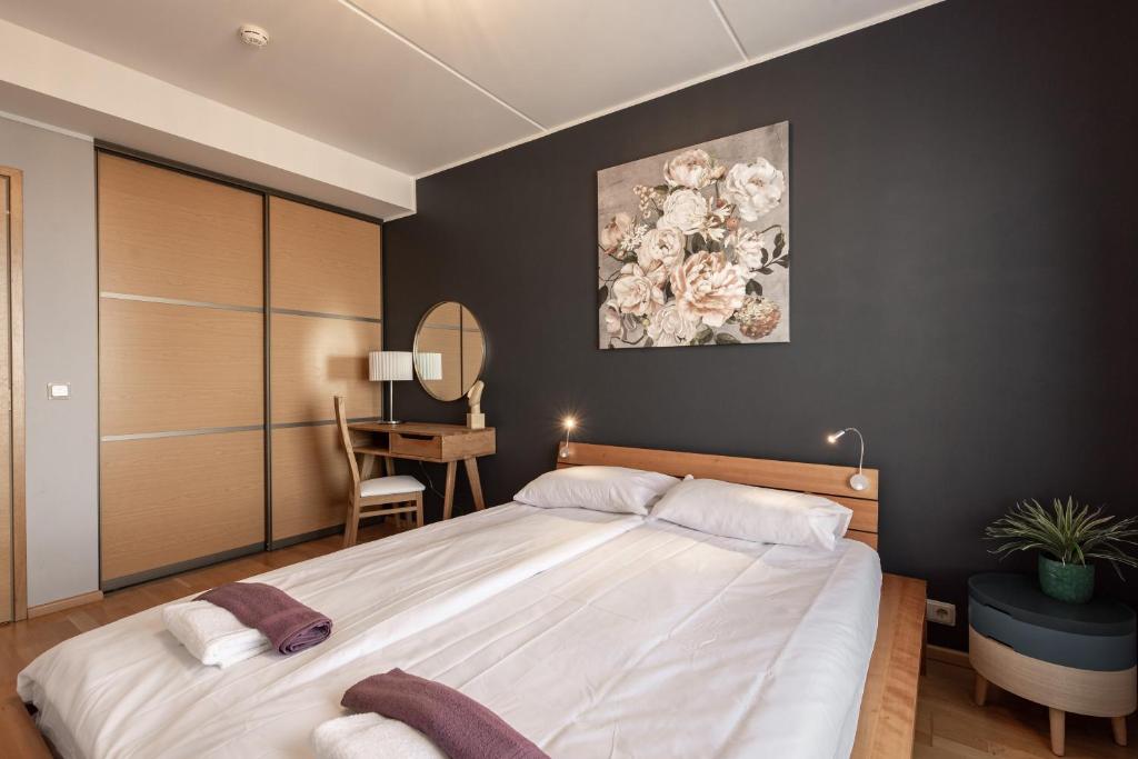 Postel nebo postele na pokoji v ubytování AirHome - Heart of City Center