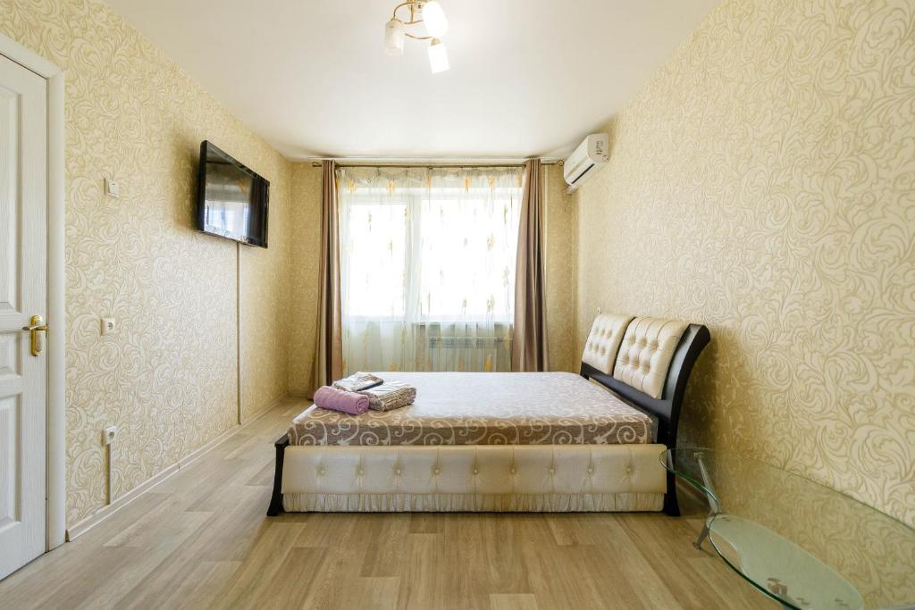 キーウにあるKvartirkoff na Geroev Stalingrada 17の窓付きの部屋にベッド付きのベッドルーム1室があります。