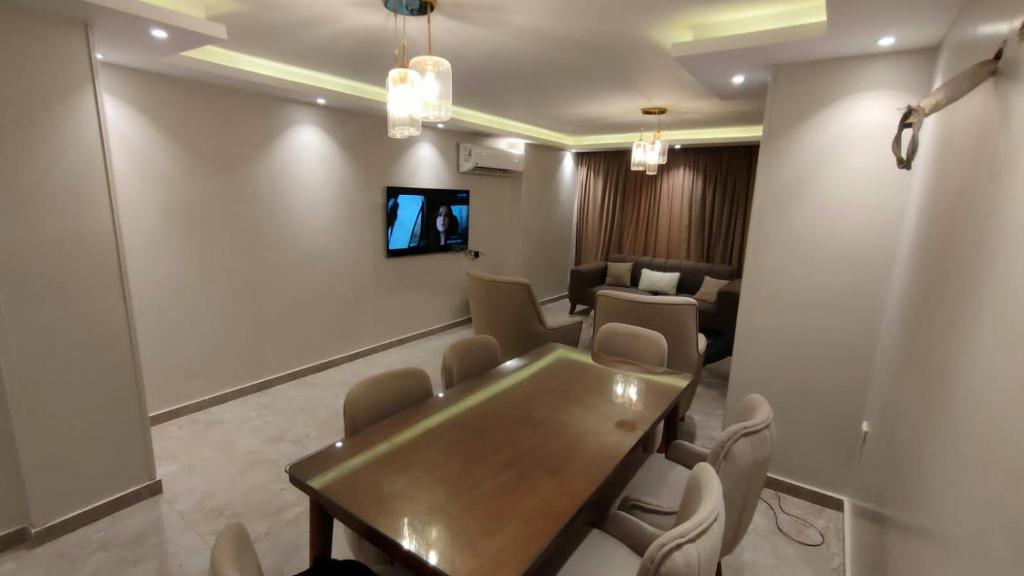 Sala de conferencias con mesa, sillas y sofá en شقة مستوى فندقى المهندسين للعائلات فقط en El Cairo