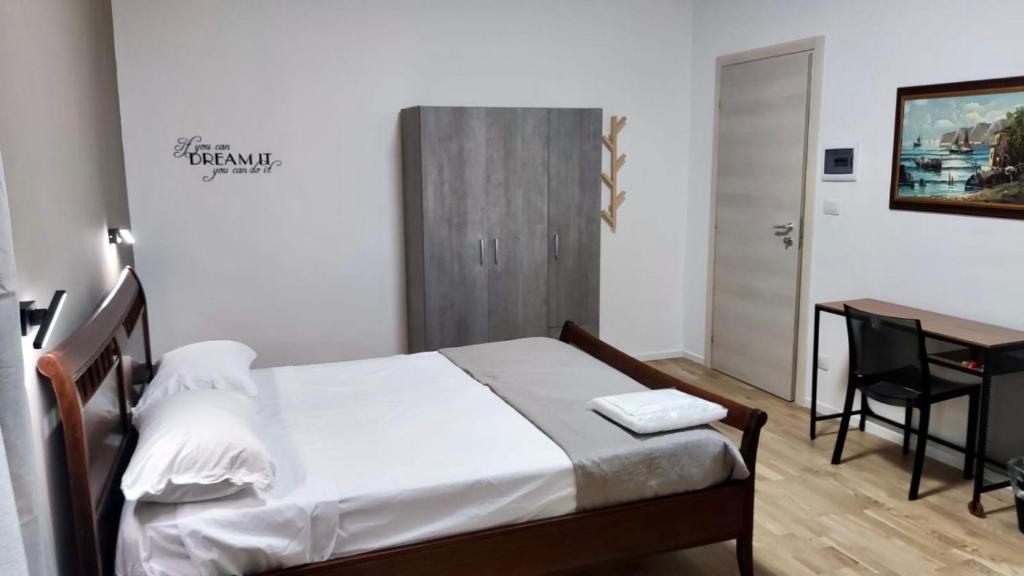 Postel nebo postele na pokoji v ubytování Dimora Rudiae Lecce
