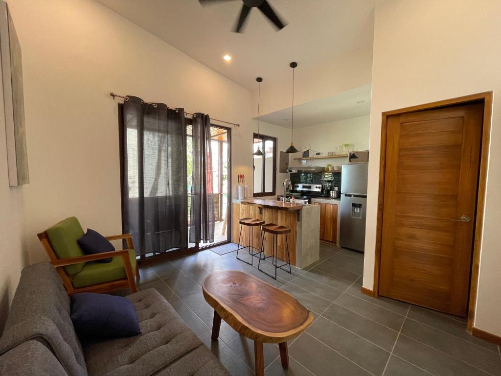 Η κουζίνα ή μικρή κουζίνα στο 1Bedroom Apt wPool Walk to beach