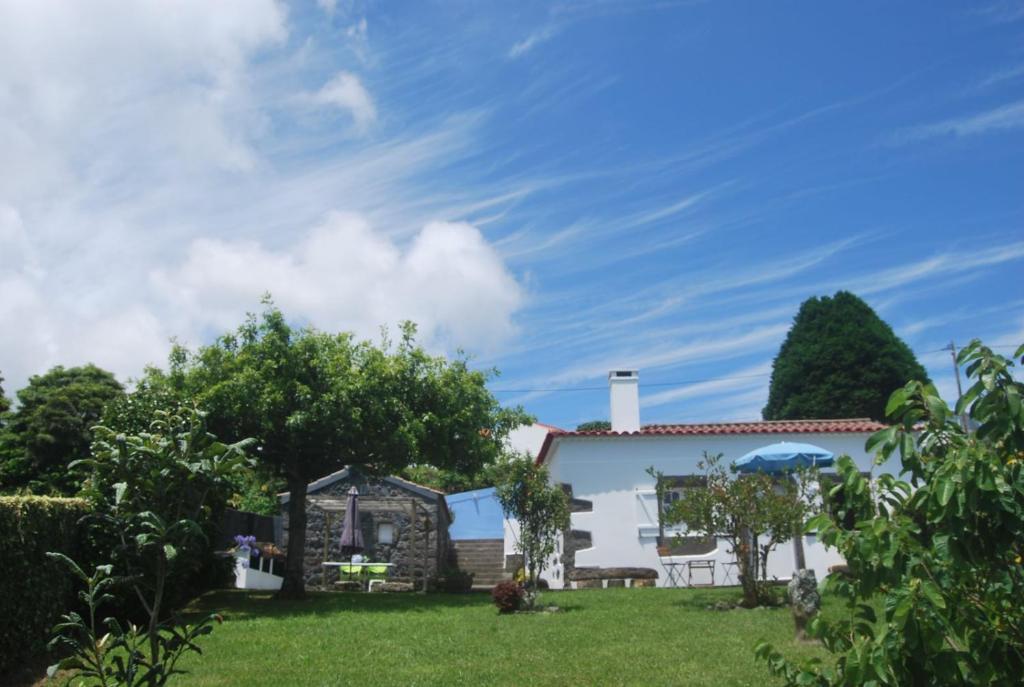 a view of a house with a yard at Home Near the Clouds - Refúgio in Nordeste