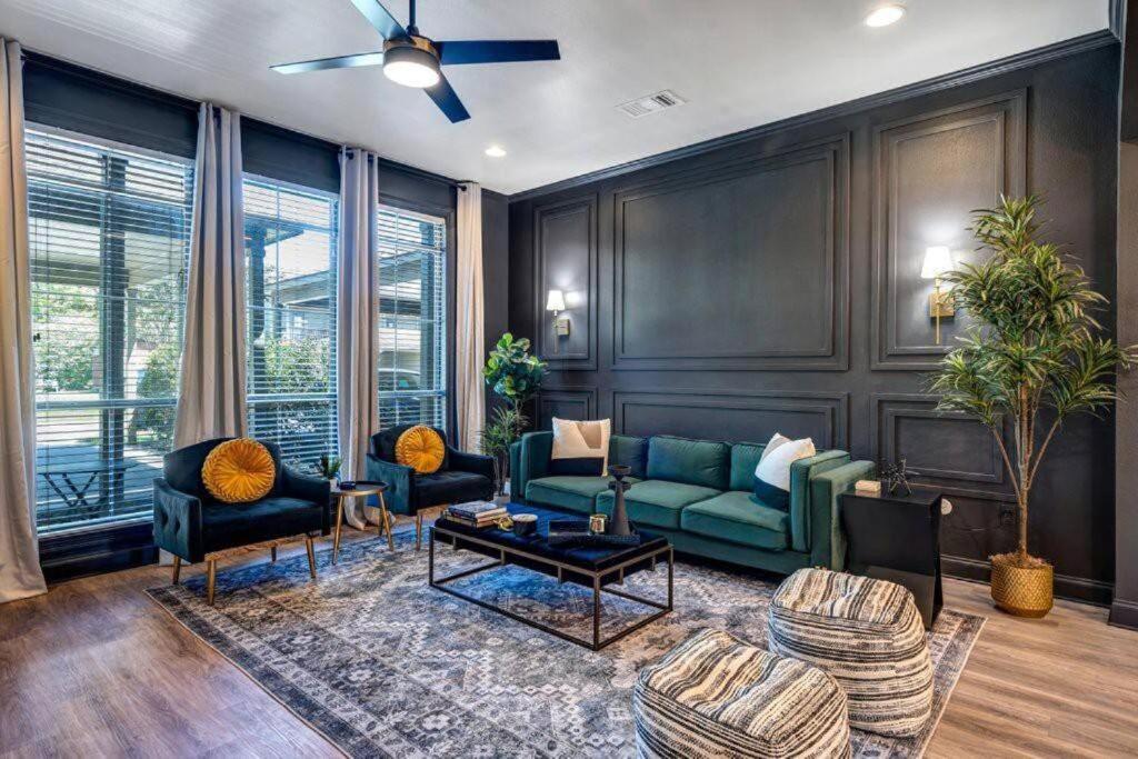 sala de estar con sofá verde y sillas en Stylish & Romantic Home, Long-term friendly, King, en Baton Rouge