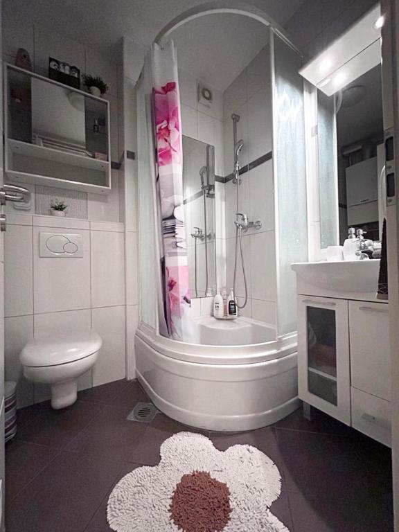 Kúpeľňa v ubytovaní Apartment Sweet Dreams-close to ZOO,Dinamo stadium and the city center