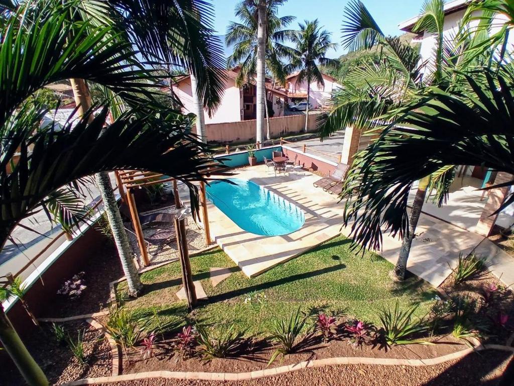 una vista aérea de una piscina con palmeras en Kauano Pousada Barequeçaba, en São Sebastião