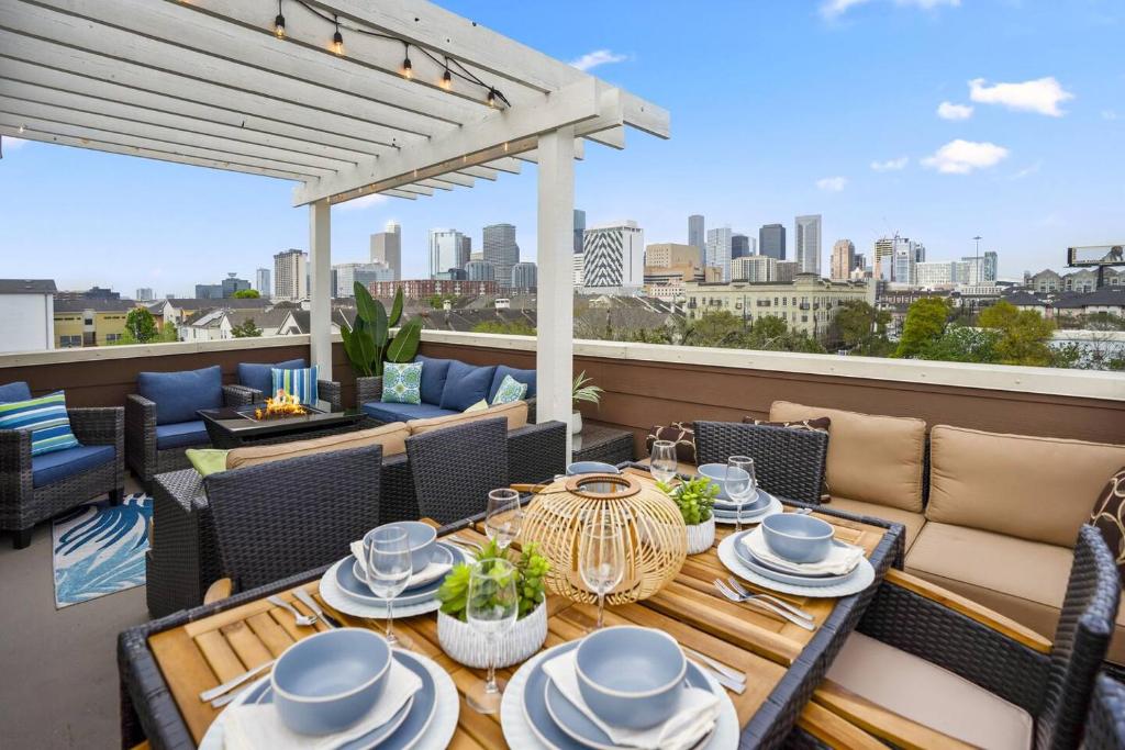 uma mesa numa varanda com vista para a cidade em Posh Dtwn/Midtown Home w Stunning Roof-Top Terrace em Houston