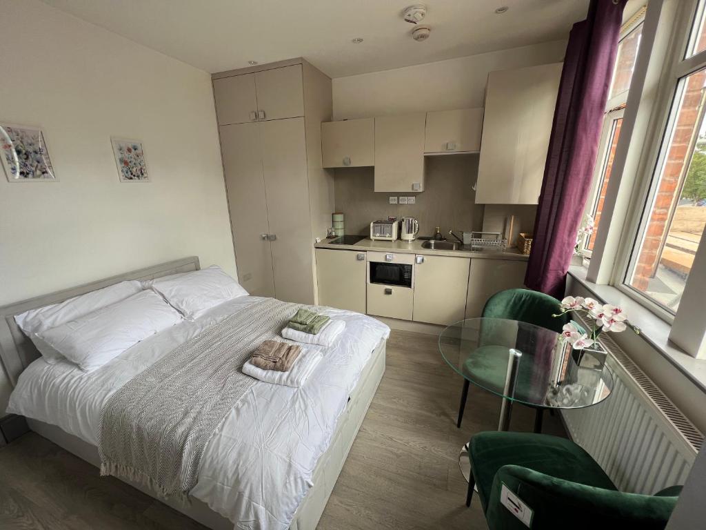 Postel nebo postele na pokoji v ubytování C41-Cozy studio flat in Finchley Central
