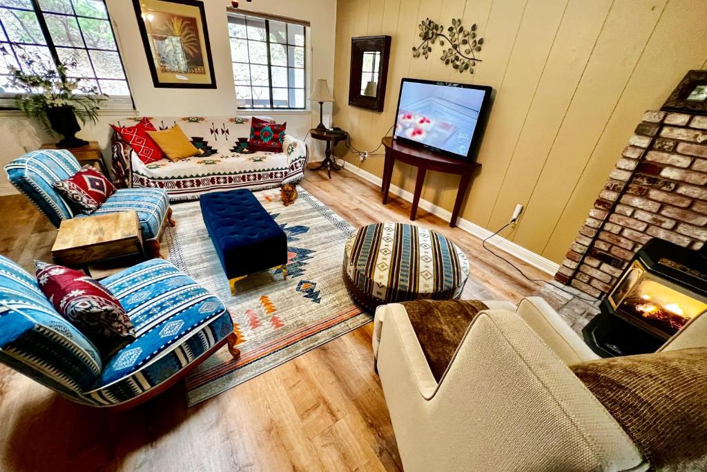 a living room with couches and a flat screen tv at Twain Harte Hideaway in Twain Harte