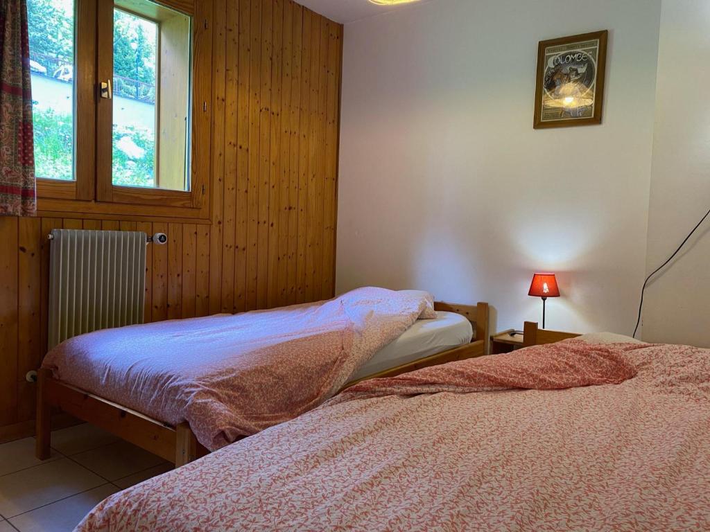 Posteľ alebo postele v izbe v ubytovaní Charmant appartement à Châtel, proche du centre avec Multi Pass été 2024 à 3€/jour/personne - FR-1-693-35