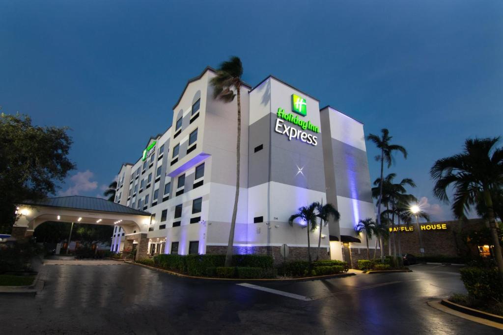 Holiday Inn Express & Suites Ft Lauderdale Airport West