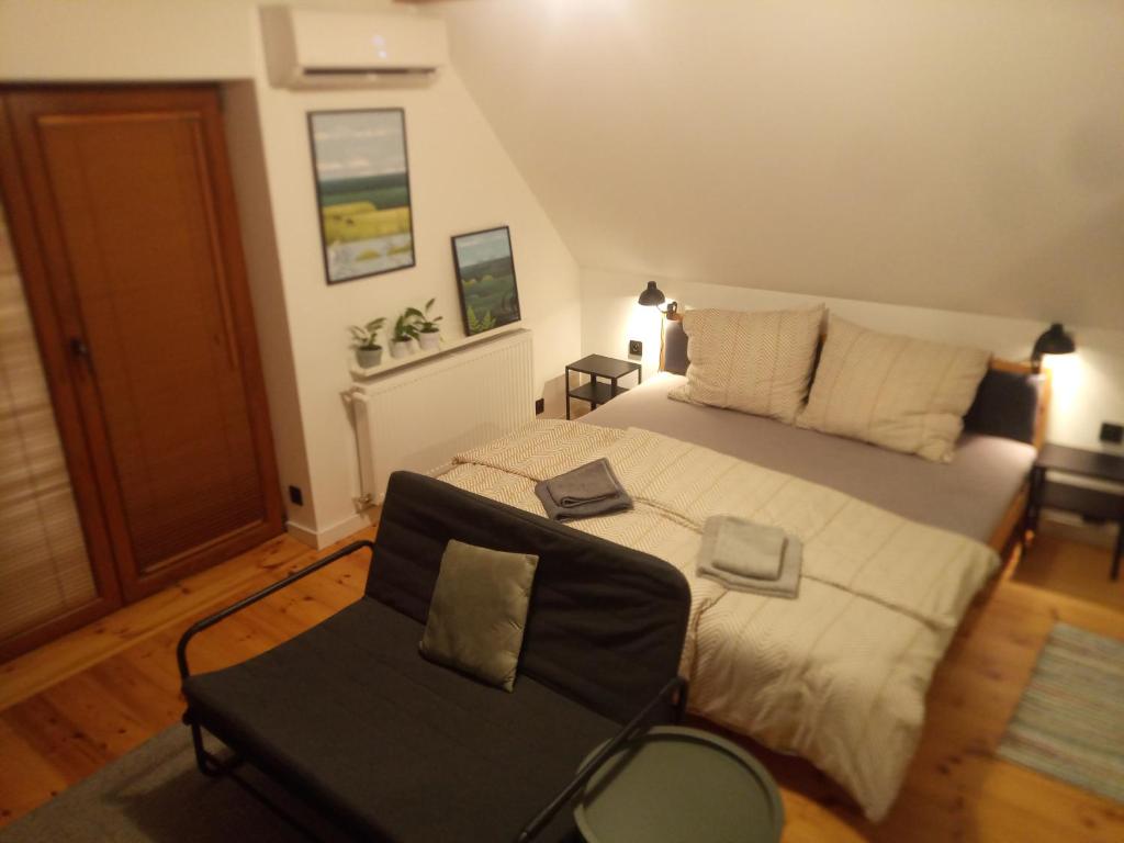 Ένα ή περισσότερα κρεβάτια σε δωμάτιο στο na Maków