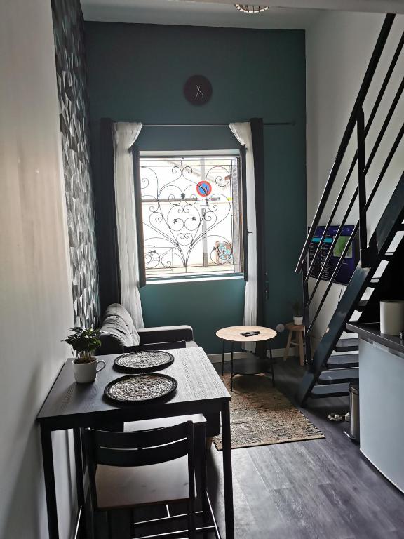une salle à manger avec une table et un vitrail dans l'établissement Studio mezzanine Lyon, à Villeurbanne