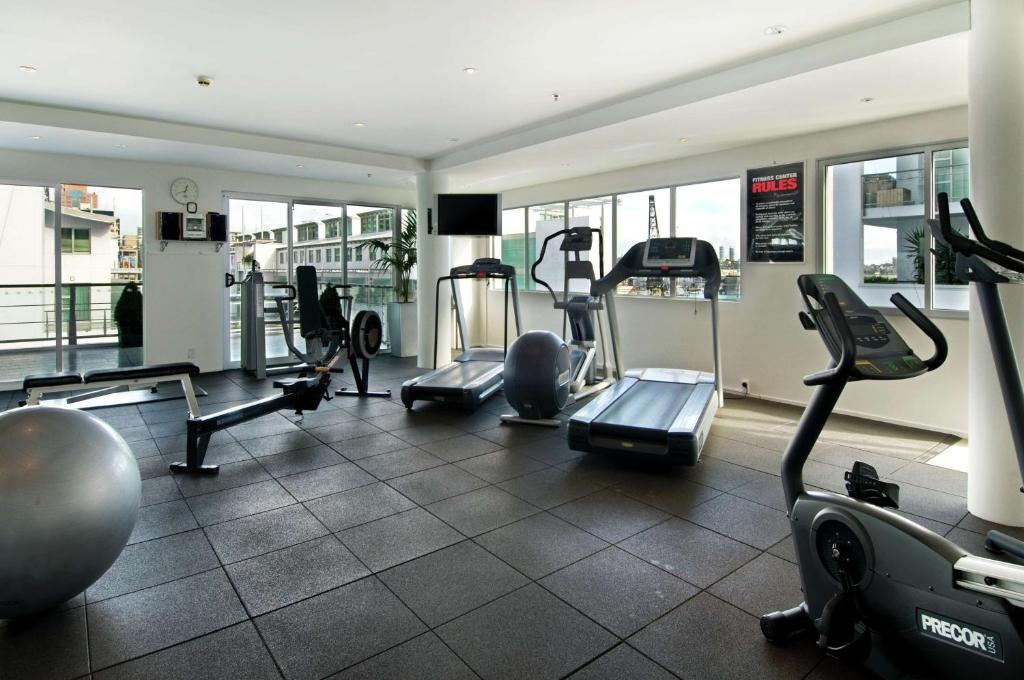 Fitness centrum a/nebo fitness zařízení v ubytování Hilton Auckland