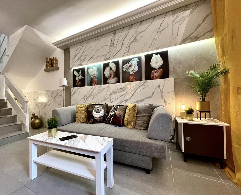 salon z kanapą i stołem w obiekcie GLAMOUR MASPALOMAS - near MELONERAS w mieście San Bartolomé