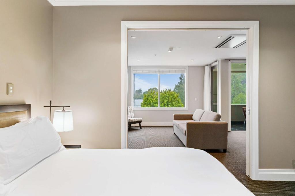Postel nebo postele na pokoji v ubytování Hilton Lake Taupo