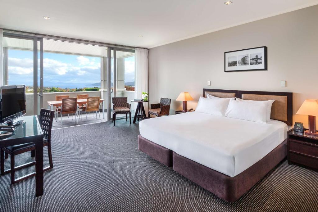 Postel nebo postele na pokoji v ubytování Hilton Lake Taupo