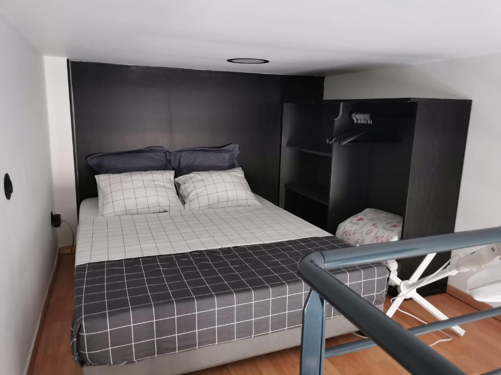 ein kleines Schlafzimmer mit einem Bett in einem Zimmer in der Unterkunft Studio mezzanine Lyon in Villeurbanne