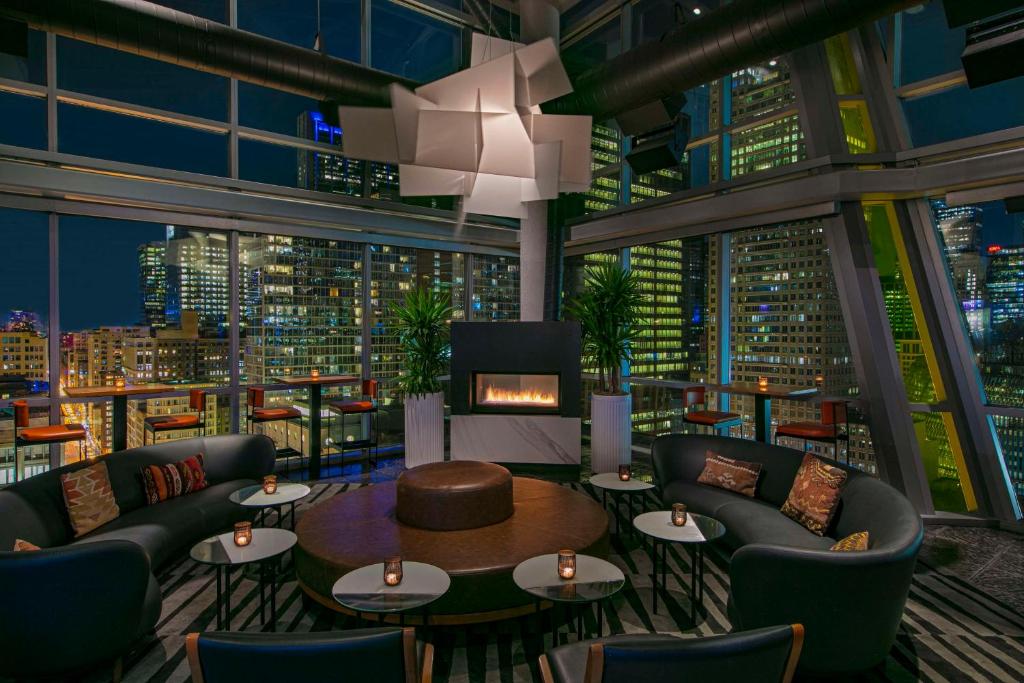 Posezení v ubytování theWit Chicago, a Hilton Hotel