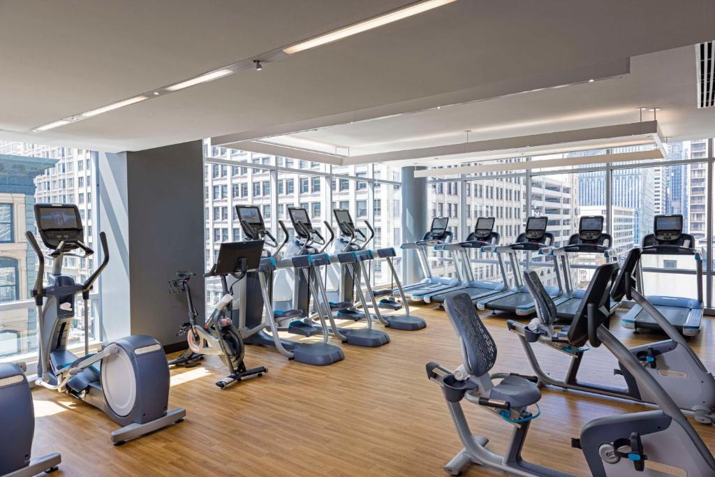Fitness centrum a/nebo fitness zařízení v ubytování theWit Chicago, a Hilton Hotel