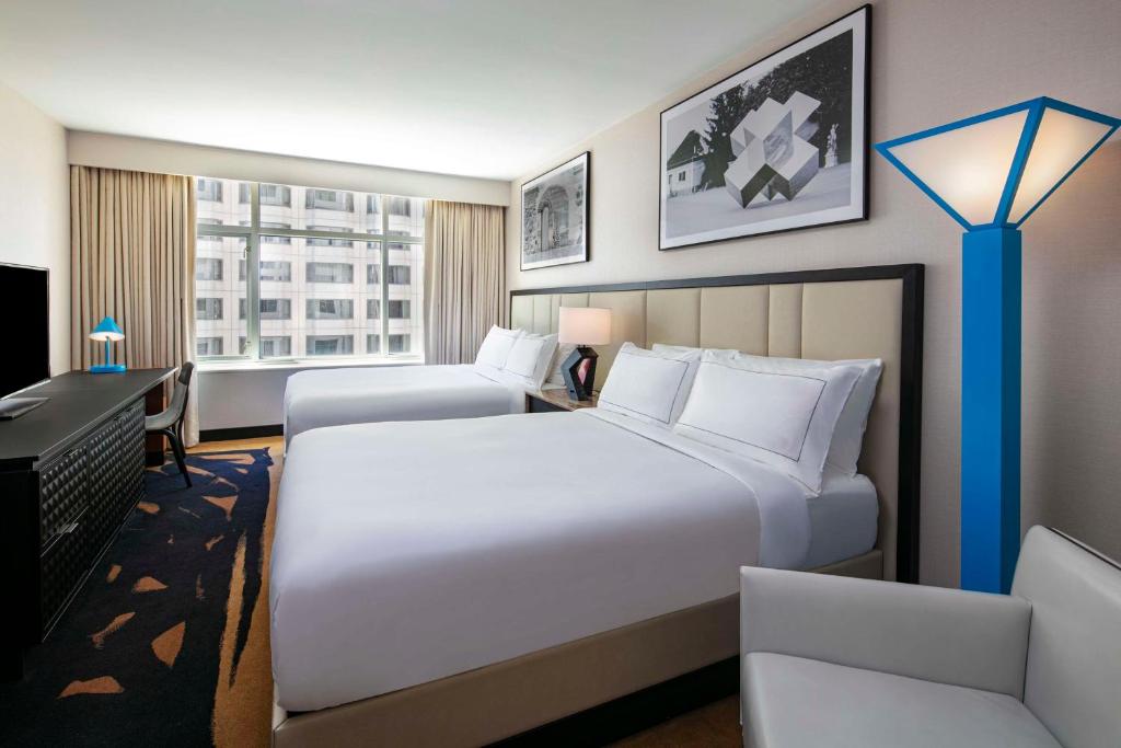 Postel nebo postele na pokoji v ubytování theWit Chicago, a Hilton Hotel