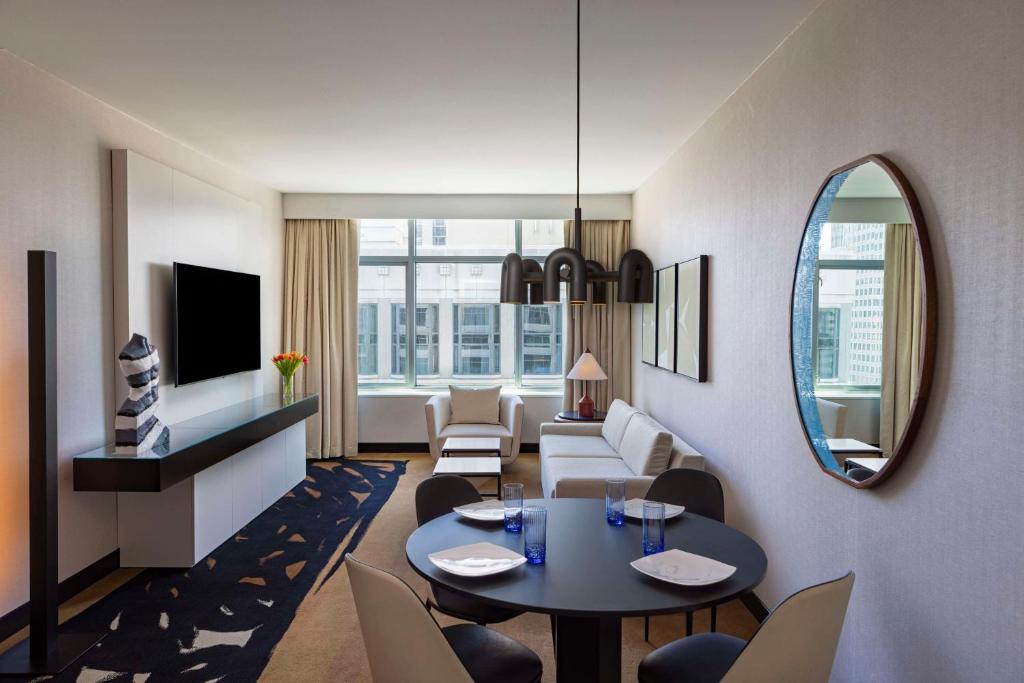 TV a/nebo společenská místnost v ubytování theWit Chicago, a Hilton Hotel