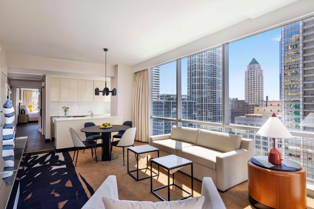 Posezení v ubytování theWit Chicago, a Hilton Hotel