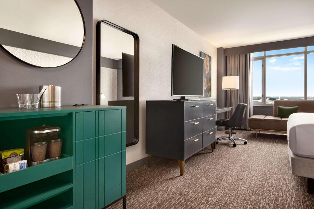 Hilton Baltimore BWI Airport - Room King Con Ducha Accesible Para Movilidad