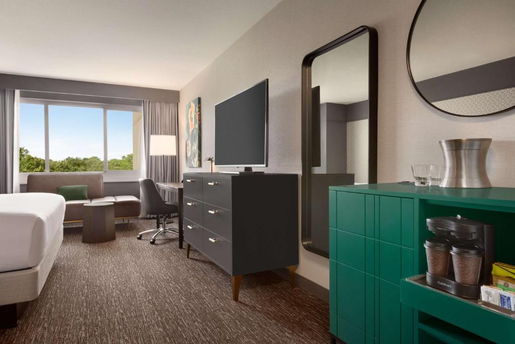 Hilton Baltimore BWI Airport - Room King Con Bañera: Movilidad Y Acceso Auditivo