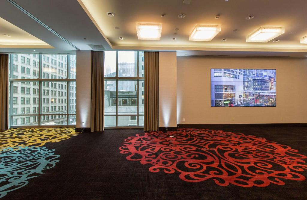 TV a/nebo společenská místnost v ubytování theWit Chicago, a Hilton Hotel