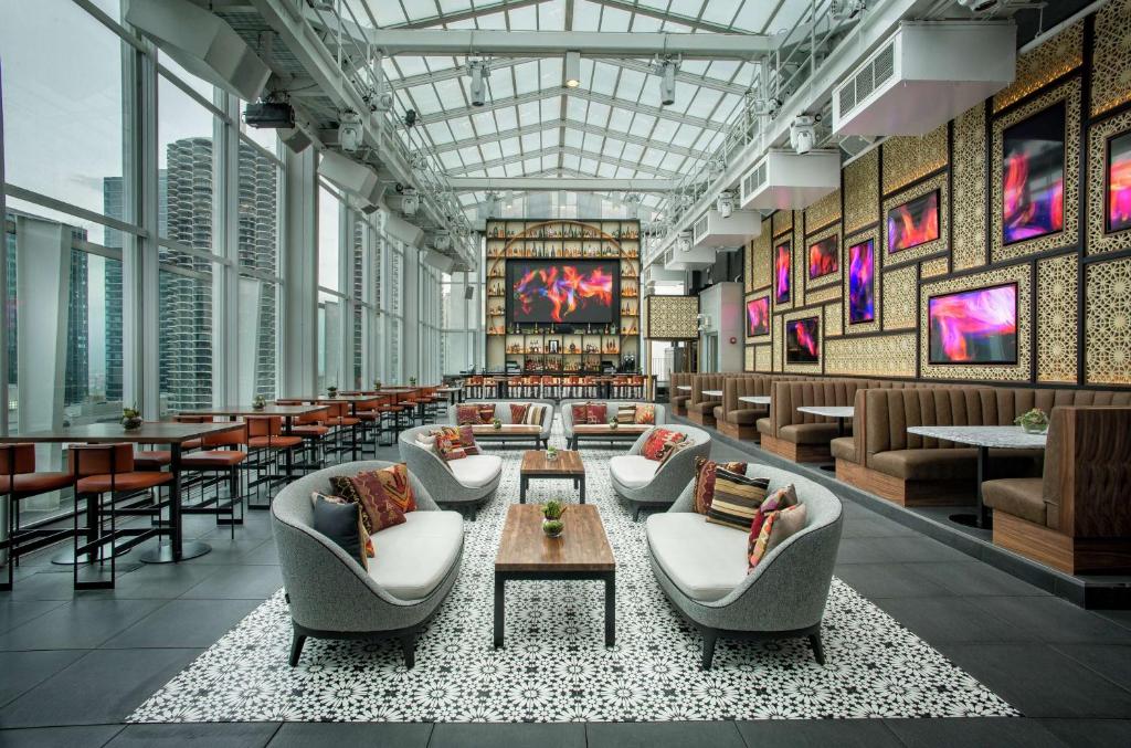 Posezení v ubytování theWit Chicago, a Hilton Hotel