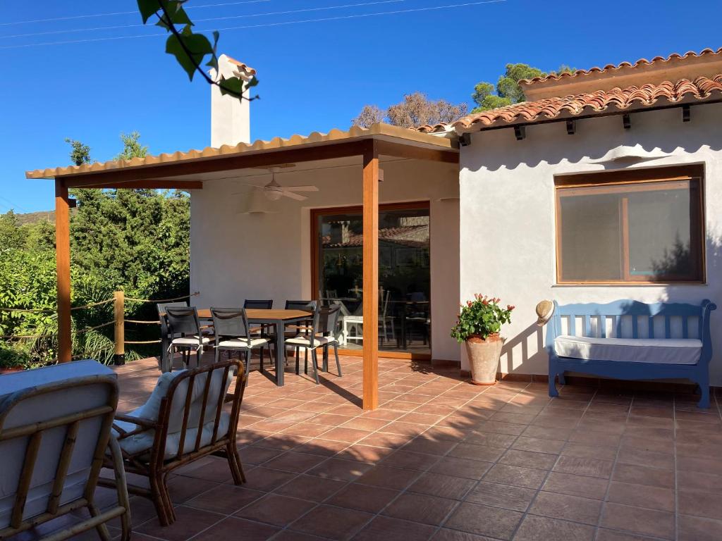 un patio con tavolo, sedie e una casa di Mayarí a Moraira