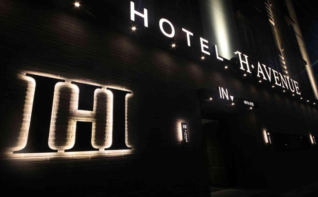una señal encendida en el lateral de un edificio en H Avenue Hotel, en Gyeongju