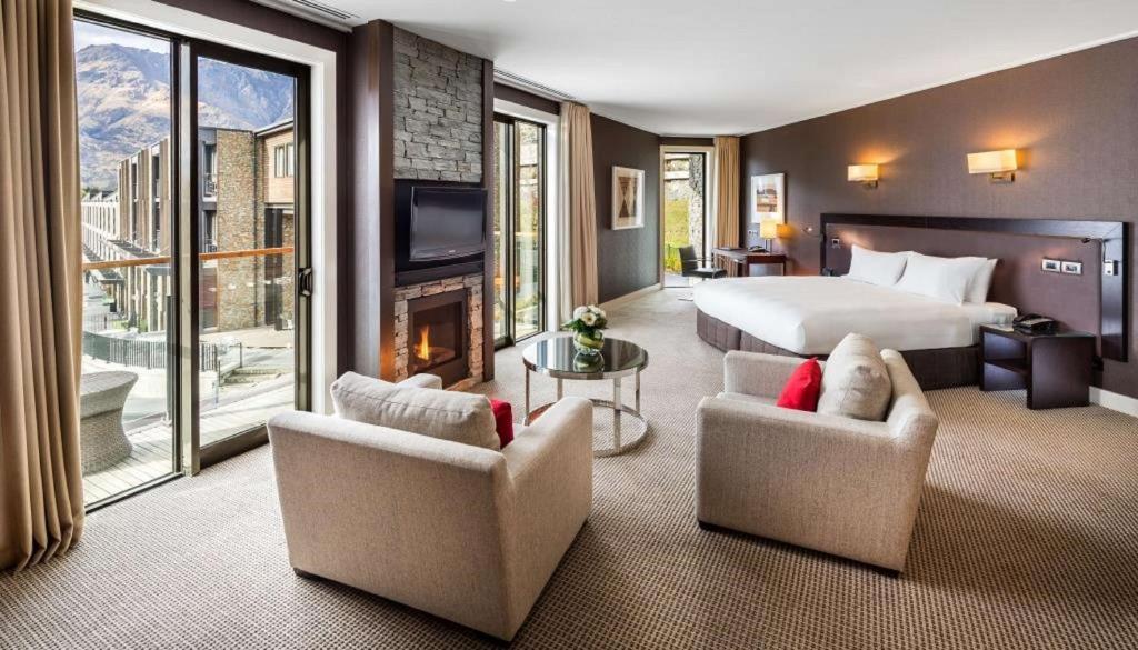 Postel nebo postele na pokoji v ubytování Hilton Queenstown Resort & Spa