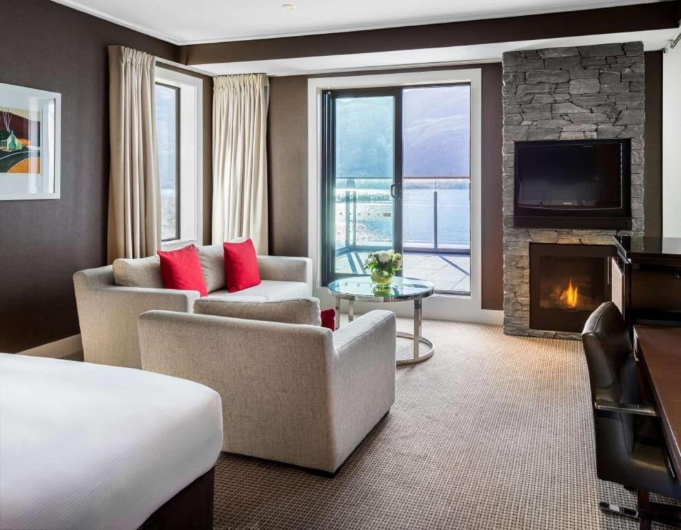 TV a/nebo společenská místnost v ubytování Hilton Queenstown Resort & Spa