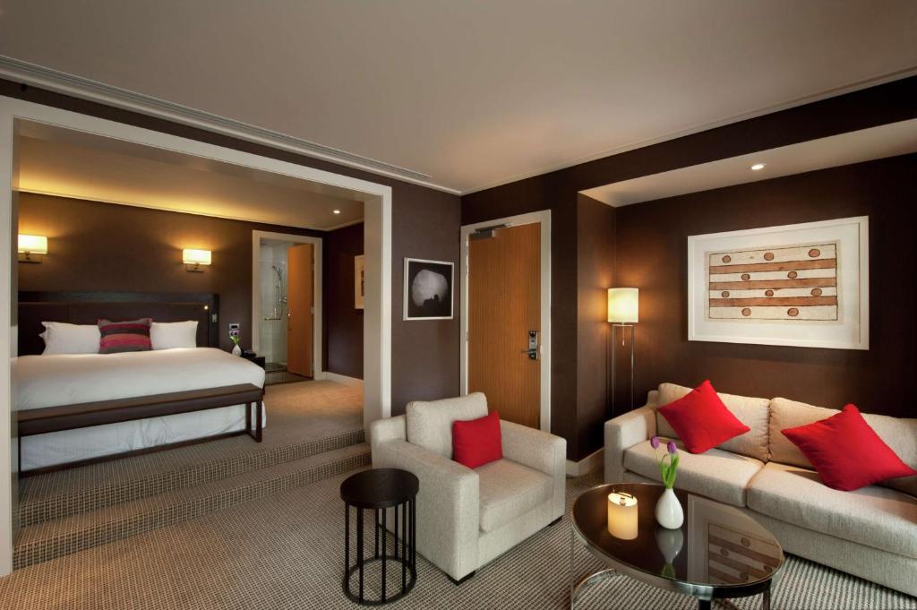 Postel nebo postele na pokoji v ubytování Hilton Queenstown Resort & Spa