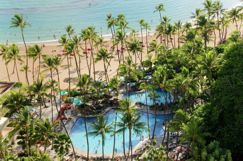 Hilton Hawaiian Village Waikiki Beach Resort - Waikiki's widest stretch of  beach is our resort's home. Bright and blue. @tburt50  #hiltonhawaiianvillage #waikikiswidestbeach #beachfrontwaikiki