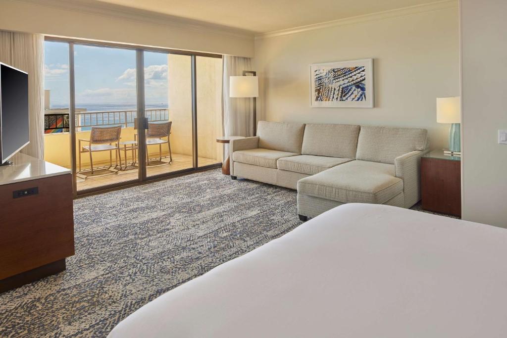 Hilton Hawaiian Village Waikiki Beach Resort - Corner Junior Suite With Ocean View