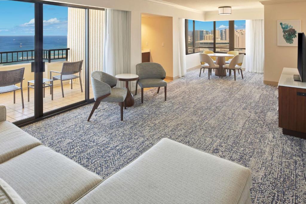 Hilton Hawaiian Village Waikiki Beach Resort - Tapa Collection One-Bedroom Corner King Suite With Ocean View