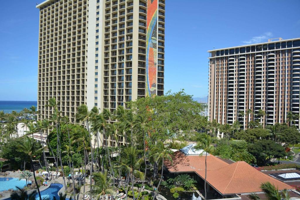 Hilton Hawaiian Village Waikiki Beach Resort - Ali'I Tower Partial Ocean View With King Bed