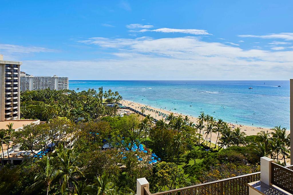 Hilton Hawaiian Village Waikiki Beach Resort - Junior Suite - Accessible Roll-In Shower