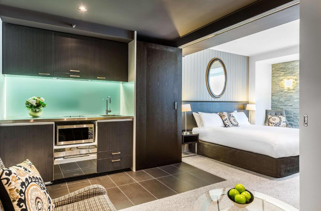 Kuchyň nebo kuchyňský kout v ubytování DoubleTree by Hilton Queenstown